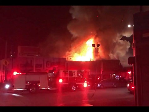 Californie: 9 morts et 25 disparus dans un incendie lors d'une fête