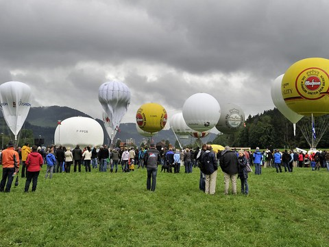 Fête populaire des sports aériens dans les Préalpes fribourgeoises