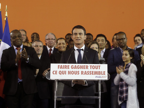 Le Premier ministre français Manuel Valls annonce sa candidature