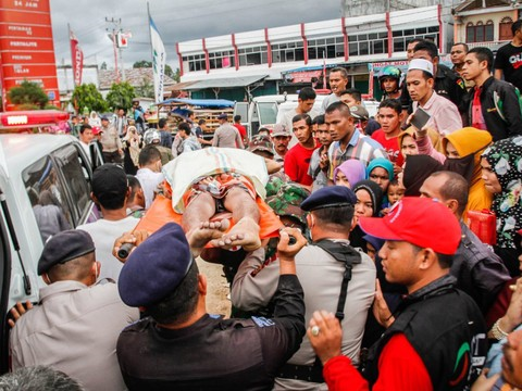 Près de 100 morts, 500 blessés dans un séisme à Sumatra