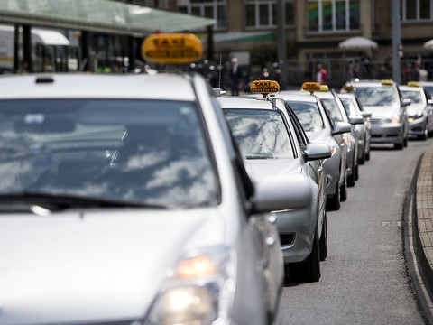 Les sénateurs roulent pour une libéralisation du marché des taxis