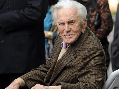 Kirk Douglas, légende de l'âge d'or hollywoodien, fête ses 100 ans