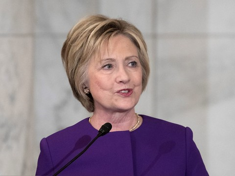 Hillary Clinton sort du bois contre les fausses informations