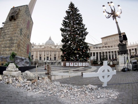 Séismes: une flèche symbolique au pied de l'arbre de Noël