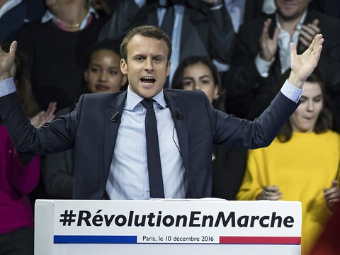 A Paris, Macron se pose en 