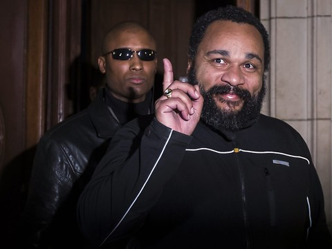 Dieudonné écope de 8 mois avec sursis pour un coup de flashball
