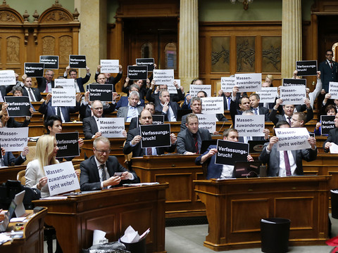 Le Parlement entérine la mise en oeuvre de l'initiative de l'UDC