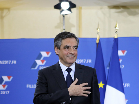Fillon favori de la présidentielle mais mal aimé des sondages