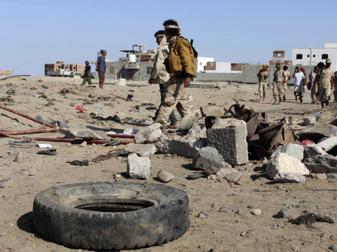 Yémen: au moins 48 soldats tués dans un attentat revendiqué par l'EI