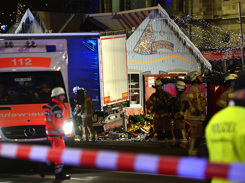 Un camion fonce dans la foule à Berlin faisant au moins neuf morts