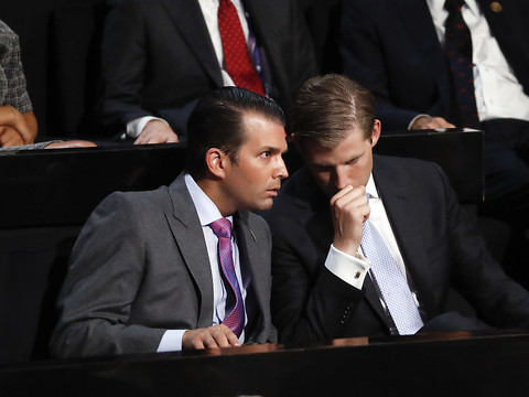 Les fils Trump accusés de monnayer l'accès à leur père
