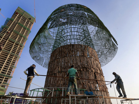Le Sri Lanka dit avoir érigé l'arbre de Noël le plus haut du monde