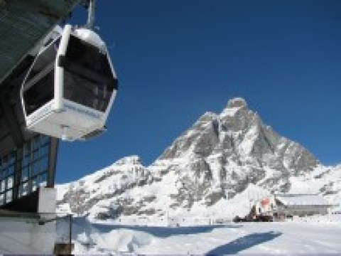 Télécabine bloquée à Cervinia (I): évacuation de 130 personnes