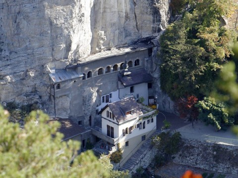 Un mort et trois blessés à l'arme blanche en Valais
