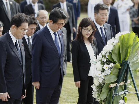 Hommages de Shinzo Abe à Hawaï avant sa visite de Pearl Harbor