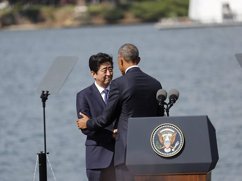 Obama et Abe symboliquement unis à Pearl Harbor