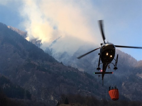 Le feu sévit toujours aux Grisons et au Tessin