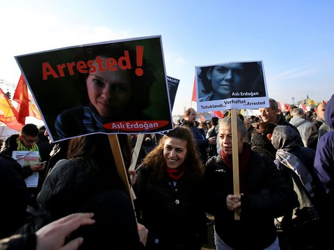 Remise en liberté de la romancière Asli Erdogan