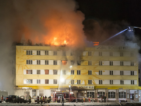 Un grand hôtel à Arosa (GR) ravagé par le feu: plusieurs blessés
