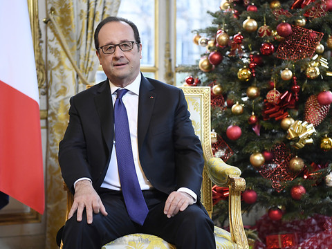 Pour ses derniers voeux, Hollande multiplie les avertissements