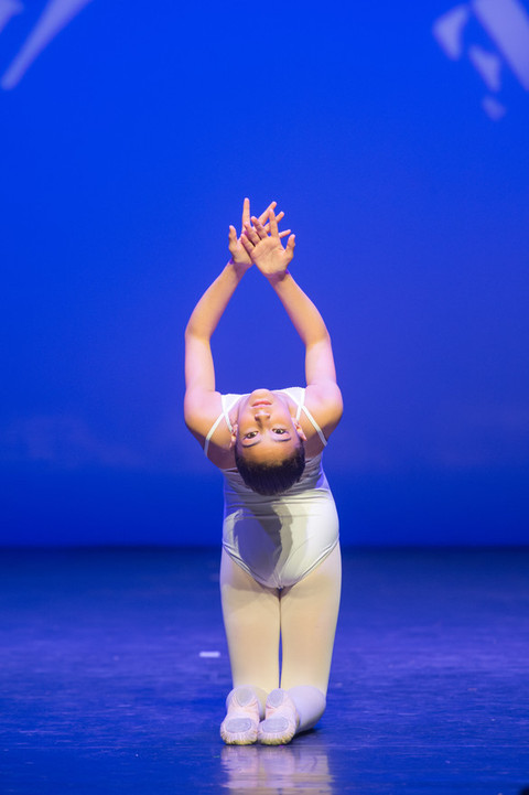 Lucia Andres lors de sa chorégraphie au 16e Concours international de danse classique de Toulon.