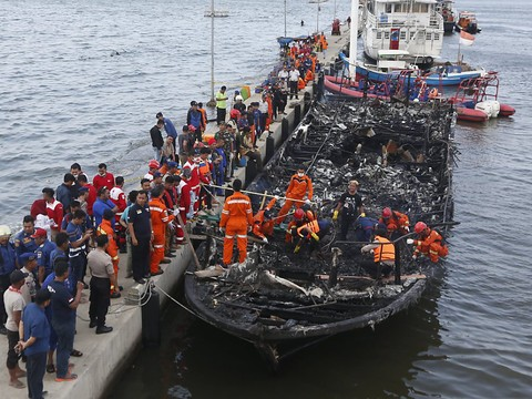 Incendie à bord d'un bateau en Indonésie: 23 morts, 17 disparus