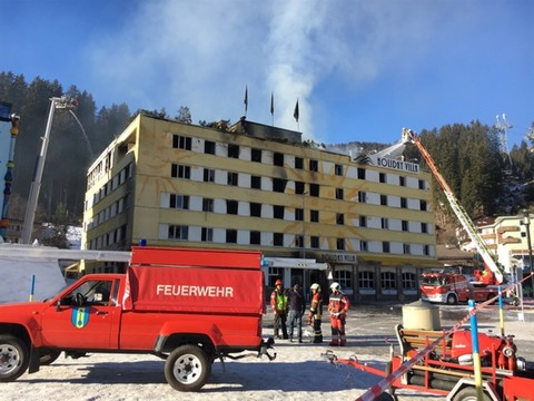 36 heures pour éteindre le feu qui a ravagé l'hôtel à Arosa (GR)