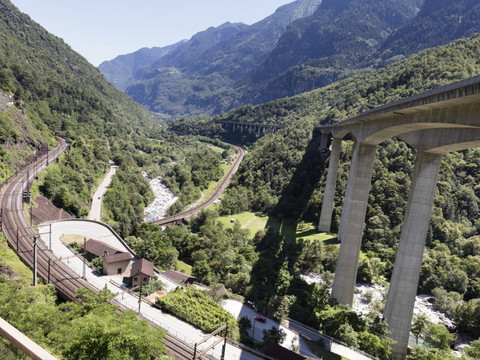 Les bus pourraient bientôt concurrencer le train en Suisse