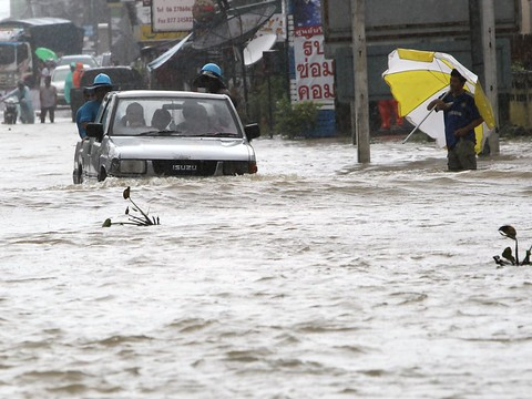 Le sud de la Thaïlande sous les eaux, 8 morts