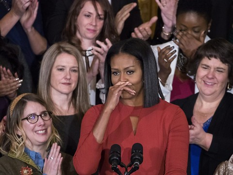 Très émue, Michelle Obama fait ses adieux