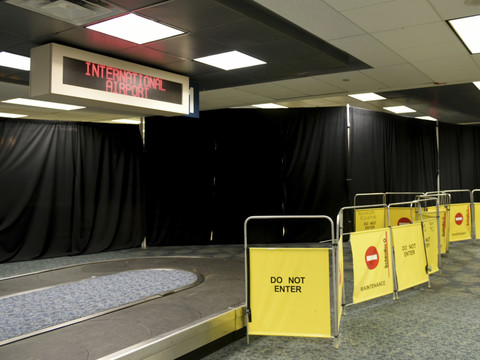 Le tireur a fait feu en déambulant dans le terminal