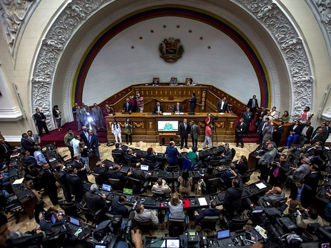 Un vote au Parlement condamne le président Maduro