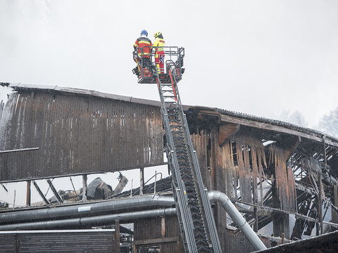 Scierie en feu: pompiers toujours en action mardi