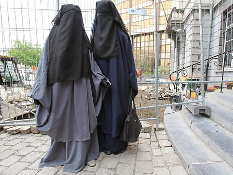 Le Maroc interdit la fabrication et la vente de la burqa