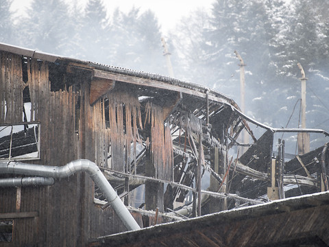 Les dernières flammes en passe d'être éteintes à Küssnacht (SZ)