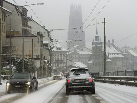 Volée d'accidents à cause des chutes de neige autour de Fribourg