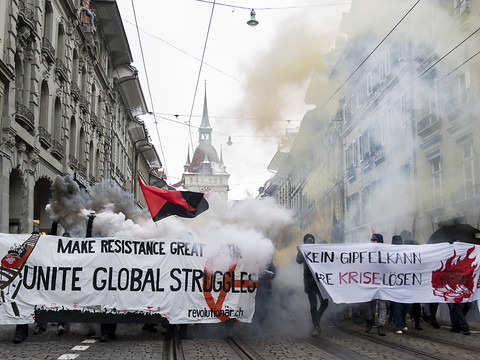 Fumigènes et pétards contre le WEF à Berne