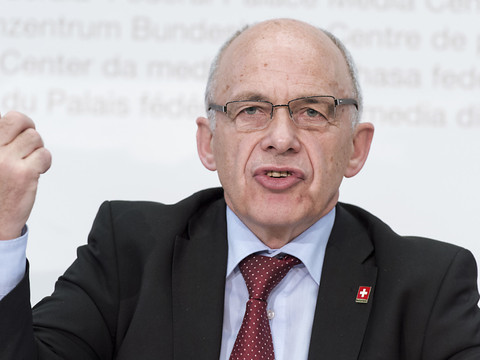 Plan d'austérité de milliards en cas de non à RIE III, dit Maurer