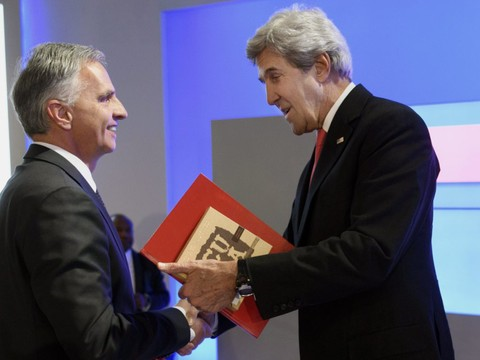 WEF 2017: Didier Burkhalter fait un cadeau à John Kerry