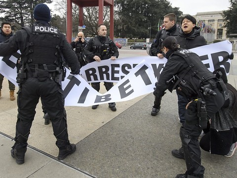 Tibétains emmenés par la police et Chinois en nombre à Genève