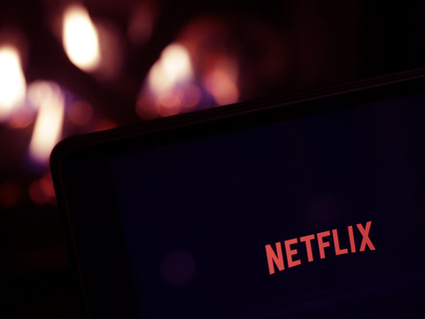 Netflix engrange plus d'abonnés que prévu, le titre s'envole