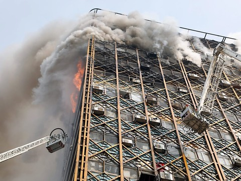 Des dizaines de pompiers sous les décombres d'un immeuble