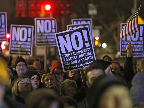 De Niro, Michael Moore et des milliers de New Yorkais contre Trump