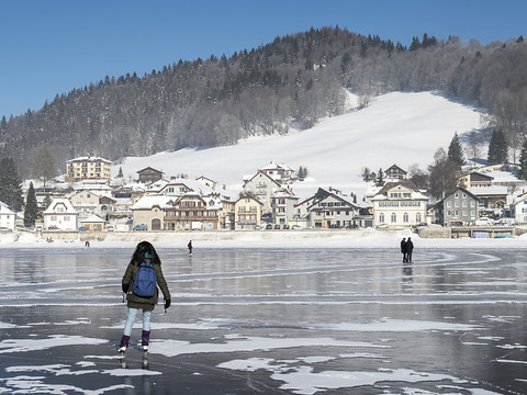 En partie gelé, le lac de Joux (VD) est ouvert aux patineurs