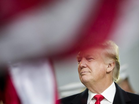 Trump signe un décret contre la loi sur la santé 