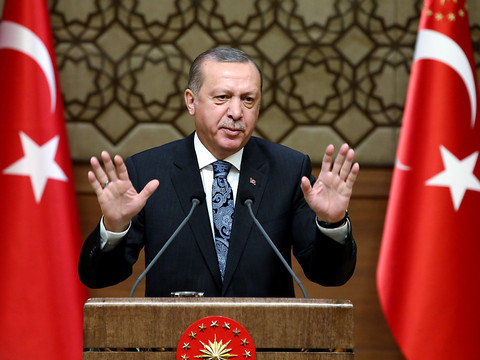 Le Parlement turc approuve le renforcement des pouvoirs d'Erdogan
