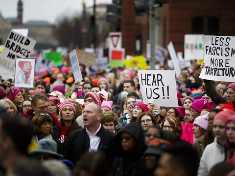 Des centaines de milliers d'Américains défilent contre Trump