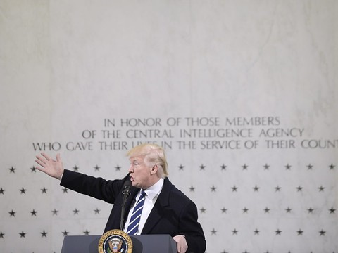 Après l'avoir dénoncée, Trump dit soutenir à 1000% la CIA