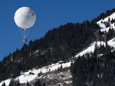 Affluence à Château-d'Oex (VD) pour le festival de ballons