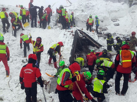 Au moins six morts dans l'hôtel italien balayé par une avalanche